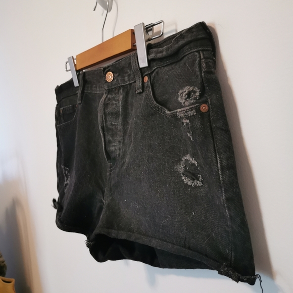 LEVIS | Black distressed denim Jean shorts Sz 29 - Picture 2 of 7